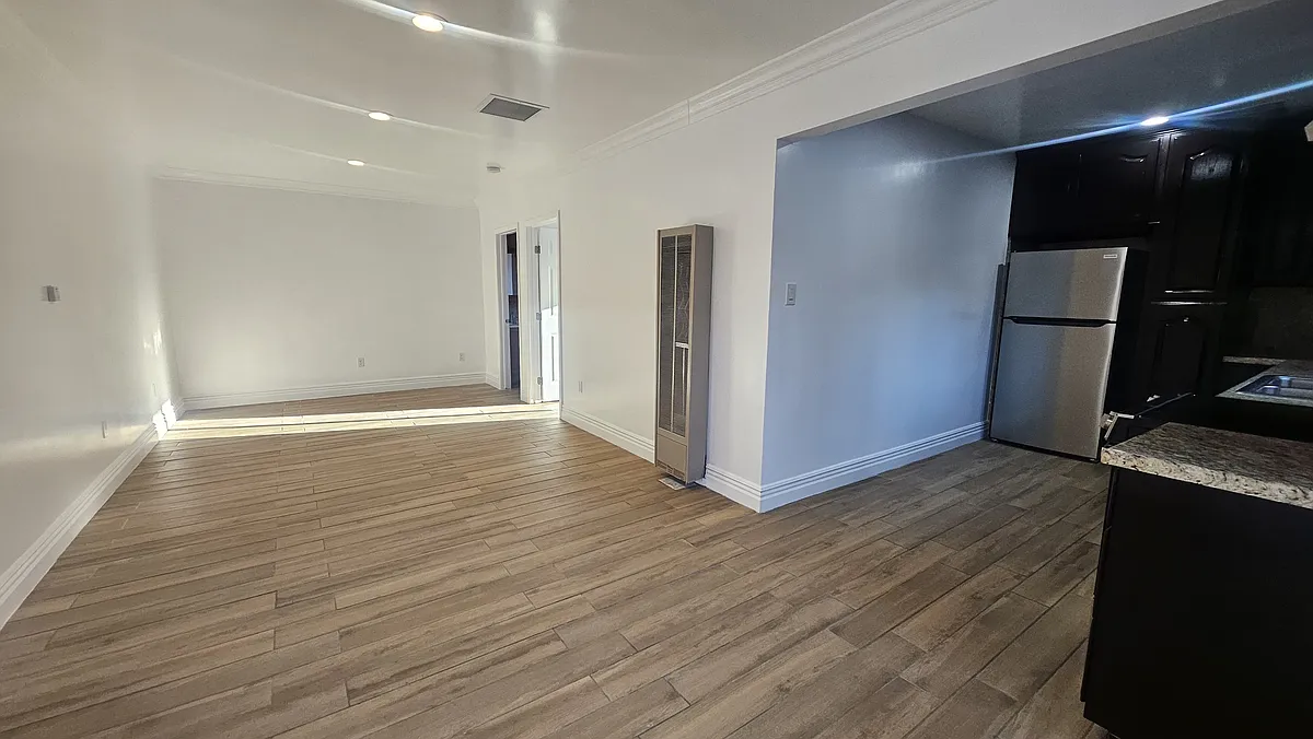 Building Photo - 1117 S Chester Ave #1119