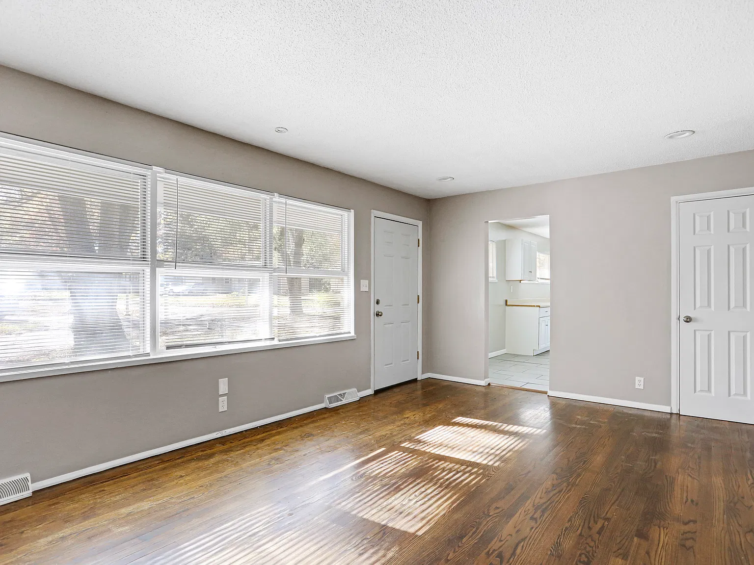3 bed, 1040 sqft, $1,200 — Photo 4