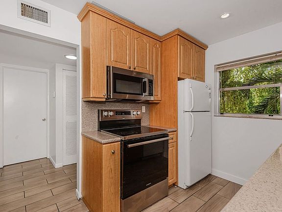 5th image of 4111 Stirling Rd APT 308