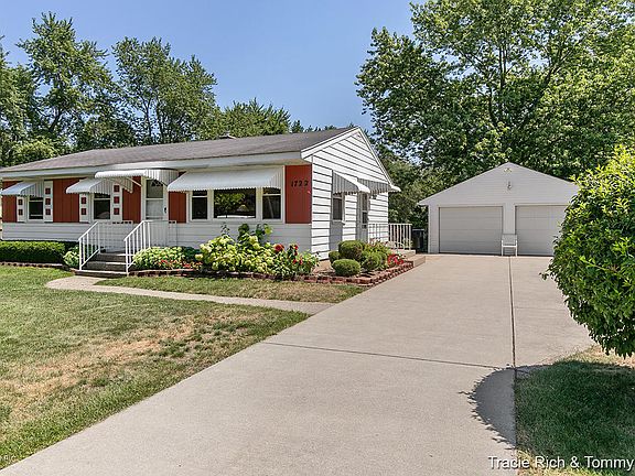 2nd image of 1722 Moelker Ave SW