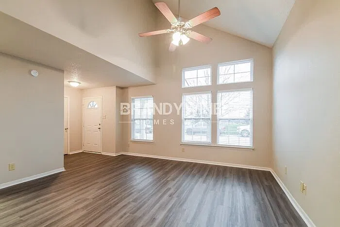 3 bed, 2.0 bath, 1762 sqft, $2,140 — Photo 3