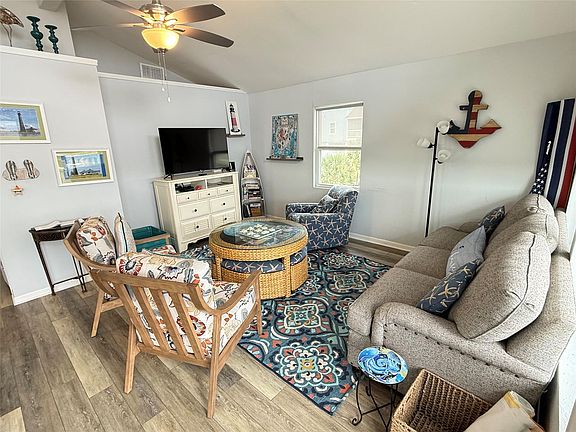 5th image of 925 S Honeysuckle Dr
