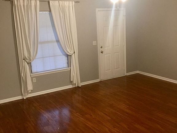 3rd image of 526 Chandler Pl