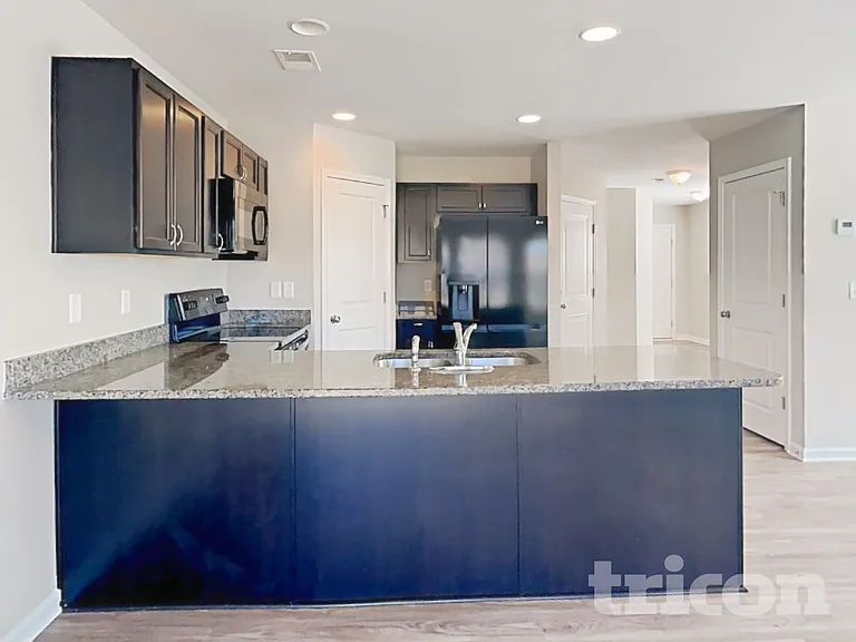 312 Winston Ln — Photo 6