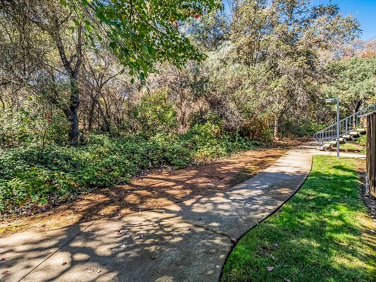 Cameron Oaks — Photo 22