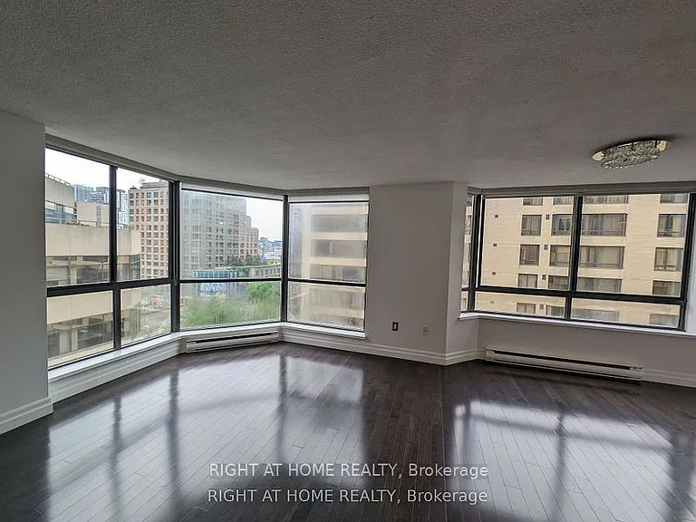280 Simcoe St #807 — Photo 6