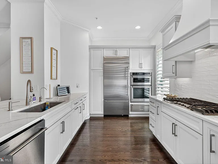 619 E Custis Ave — Photo 11