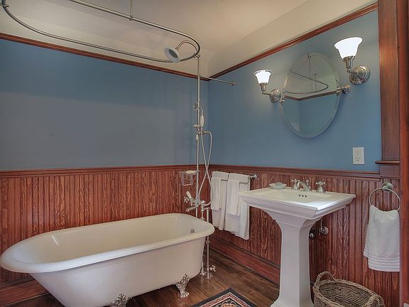 3rd floor full bath