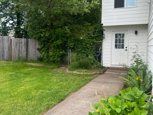 902-906 NE Hacienda Ct, Gresham, OR 97030