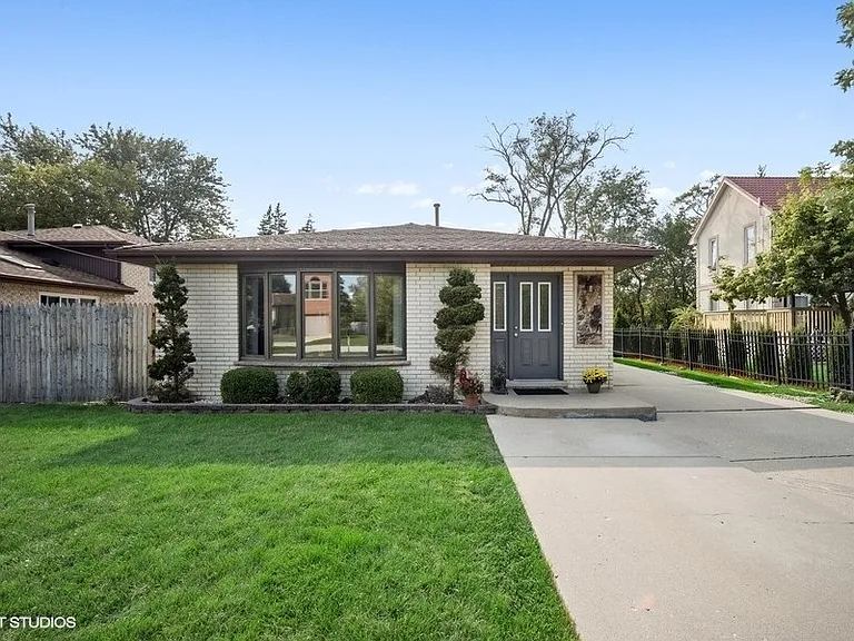 9144 N Lincoln Ave — Photo 1