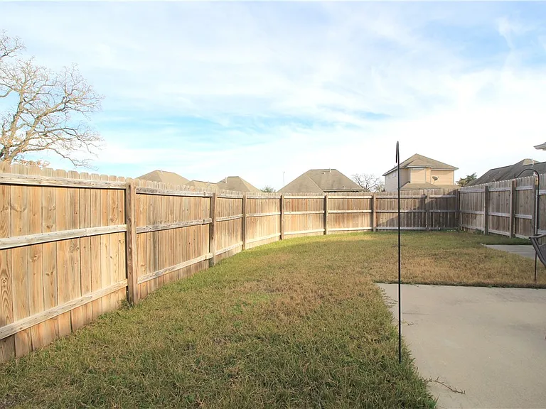 2010 Turning Leaf Dr — Photo 17