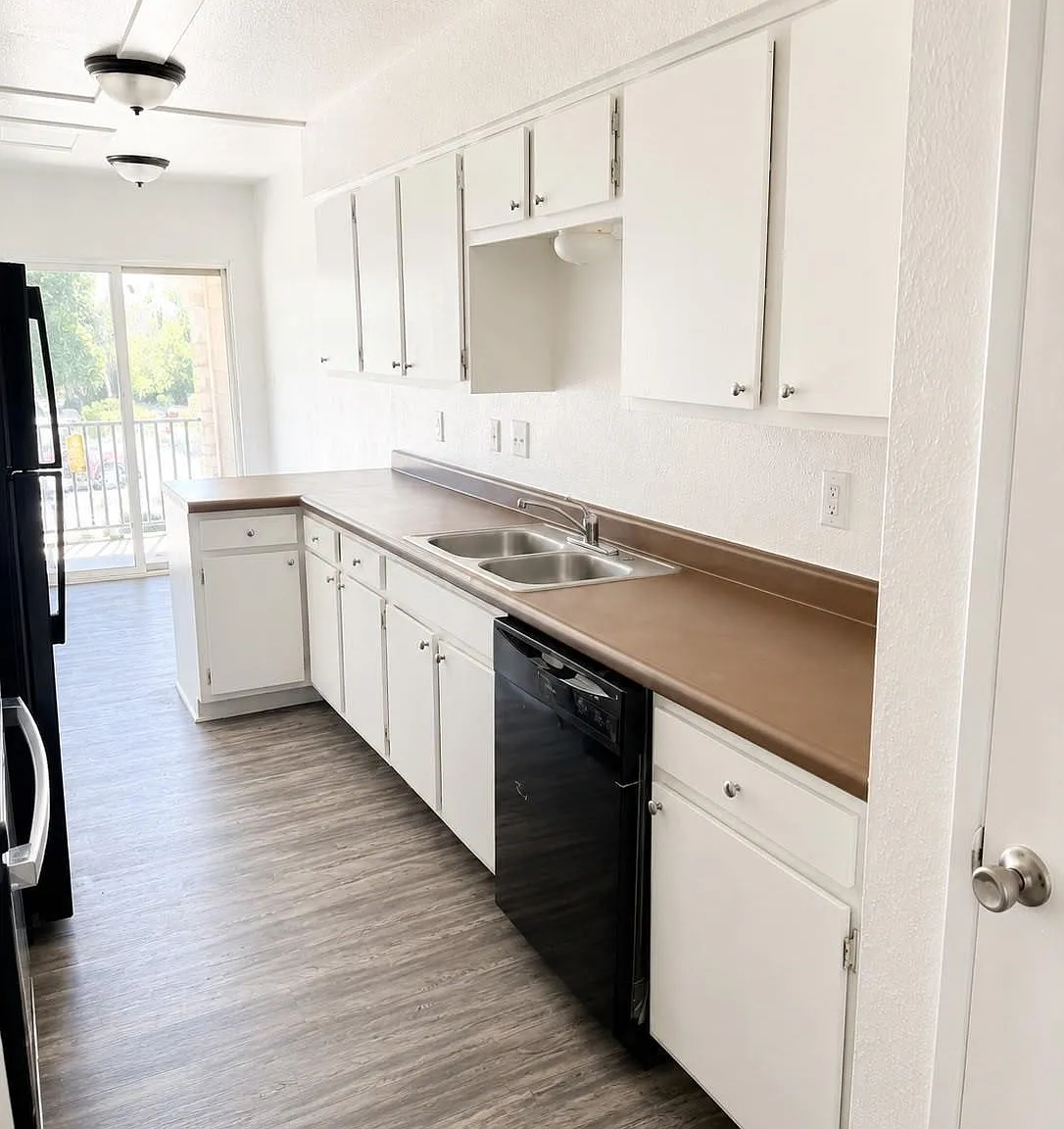 3 bed, 2.0 bath, 1373 sqft, $1,525 — Photo 3