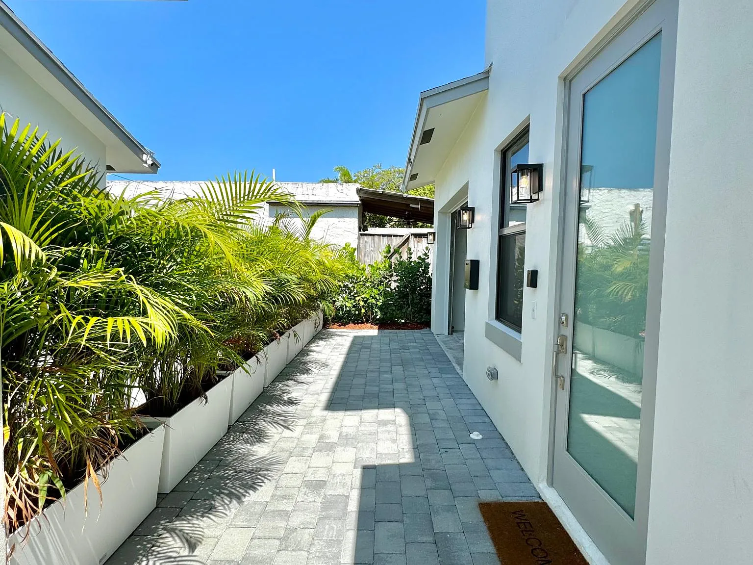 436 Monroe Dr — Photo 2