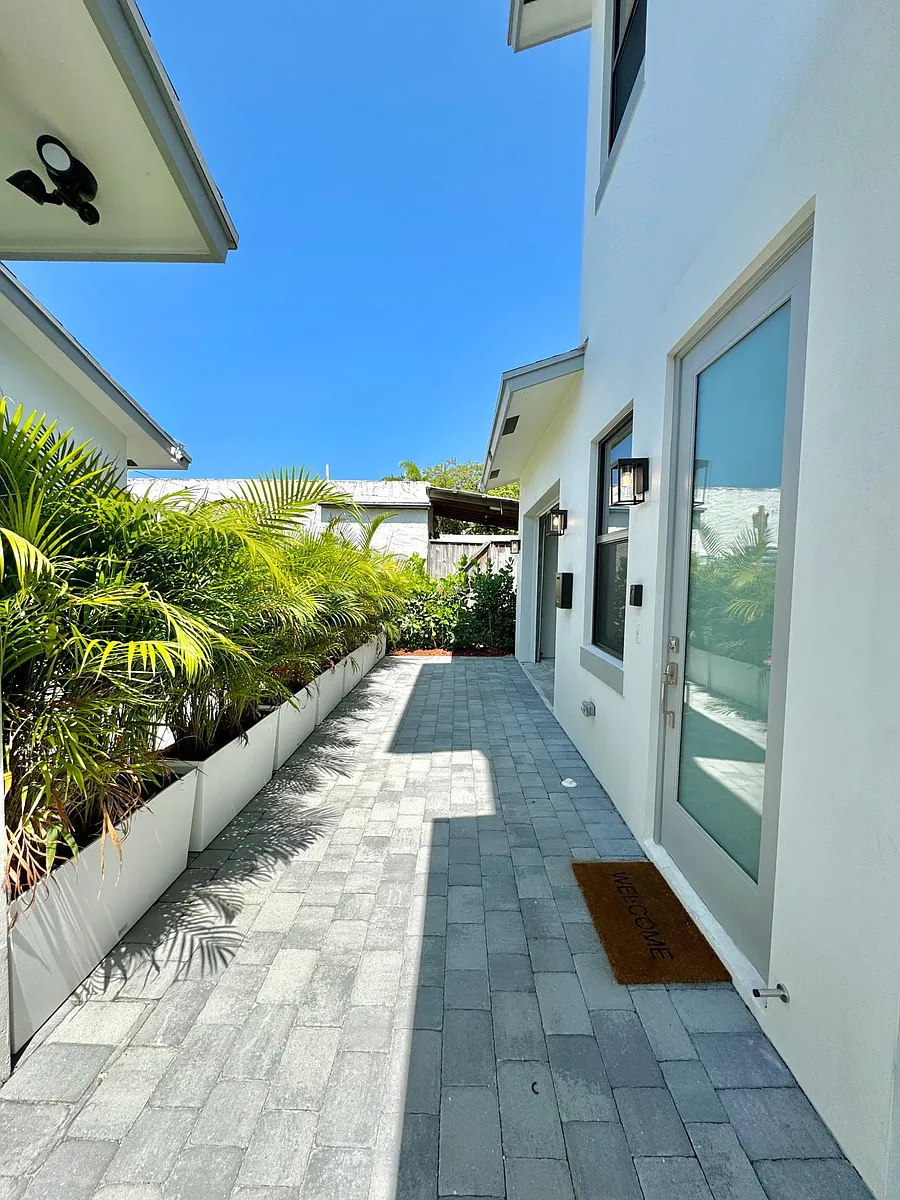 Building Photo - 436 Monroe Dr #438