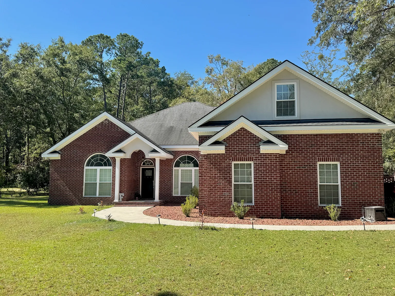 5 bed, 3.5 bath, 3000 sqft, $4,000 — Photo 2