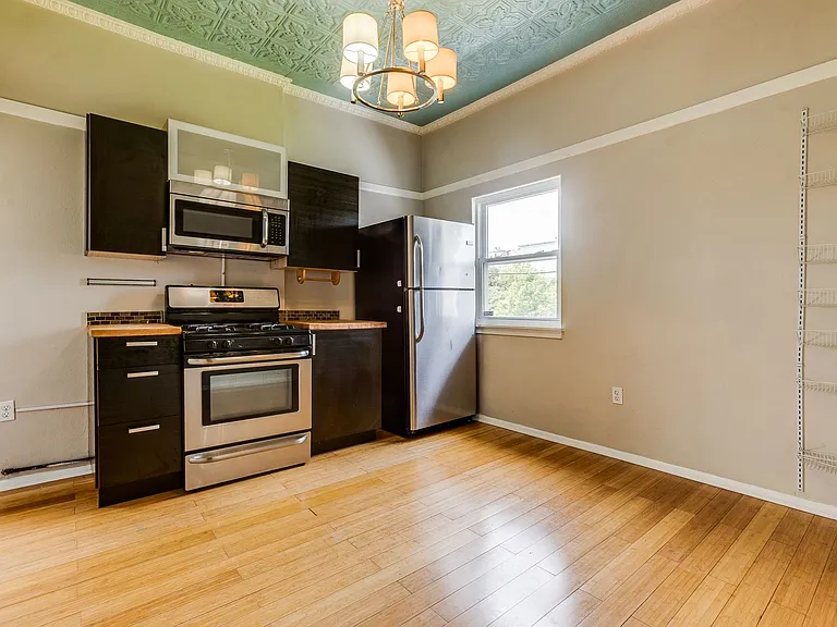 Great building with off street parking, views of the city, laundry on site! — Photo 35