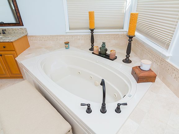 Master Whirlpool Tub - Upper