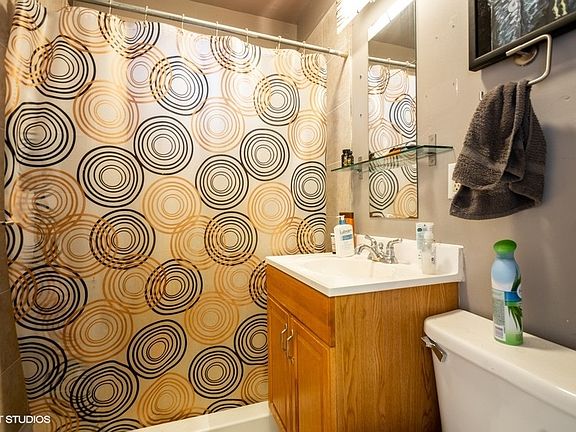 4th image of 2638 W Cortland St APT 2