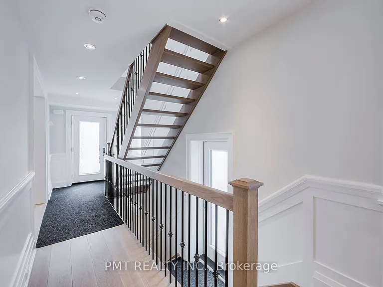50 Thursfield Cres — Photo 3