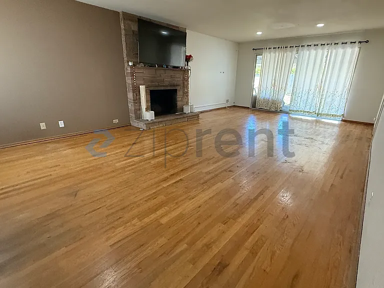 996 Goodwin Ave #996 — Photo 4