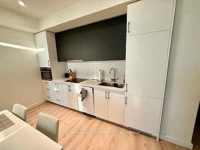 741 King St W #707 — Photo 4
