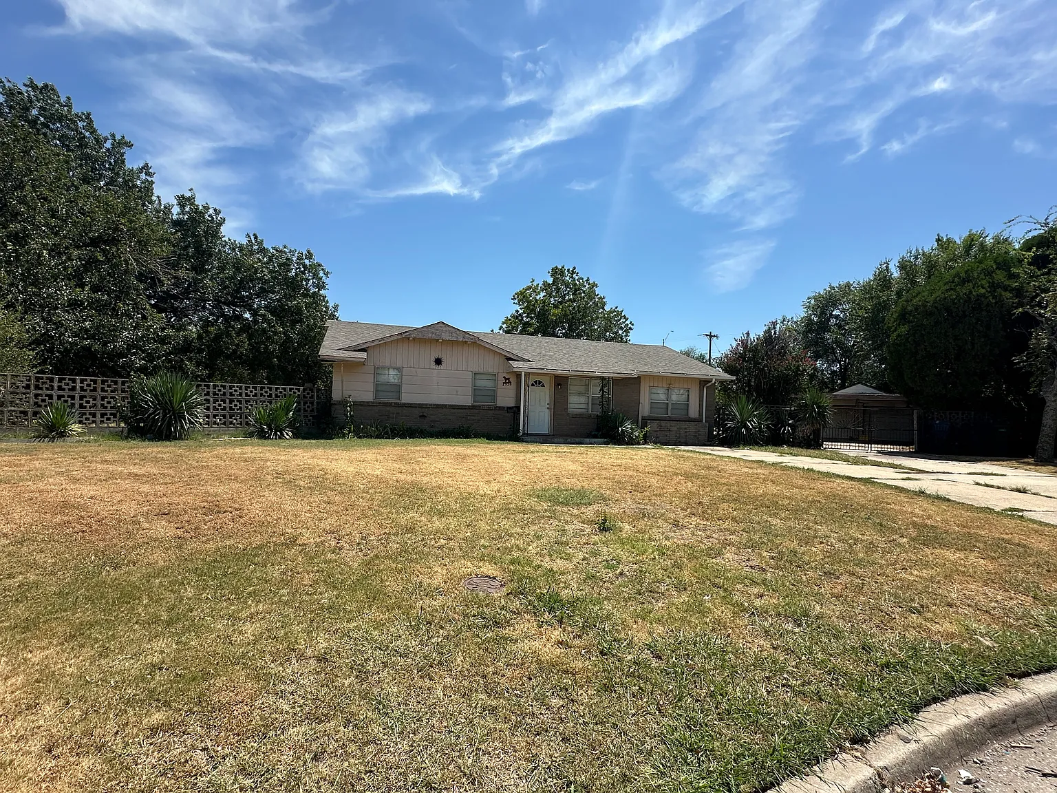 4 bed, 1.5 bath, 1281 sqft, $1,500 — Photo 1