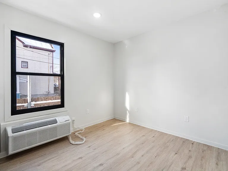 124-128 Putnam St #1 — Photo 12