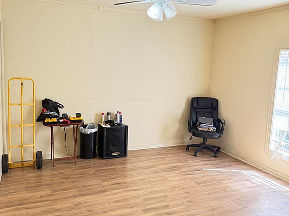 5th image of 902 Live Oak St