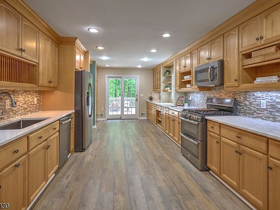 3rd image of 77 Riverside Dr