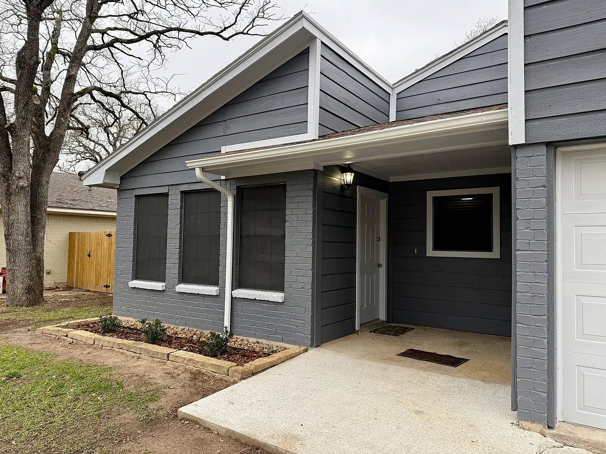 Building Photo - 1005 San Saba Dr