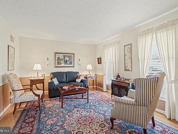 4th image of 828 Anthony Dr