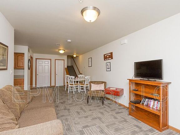 2nd image of 2609 Olive St APT 1E