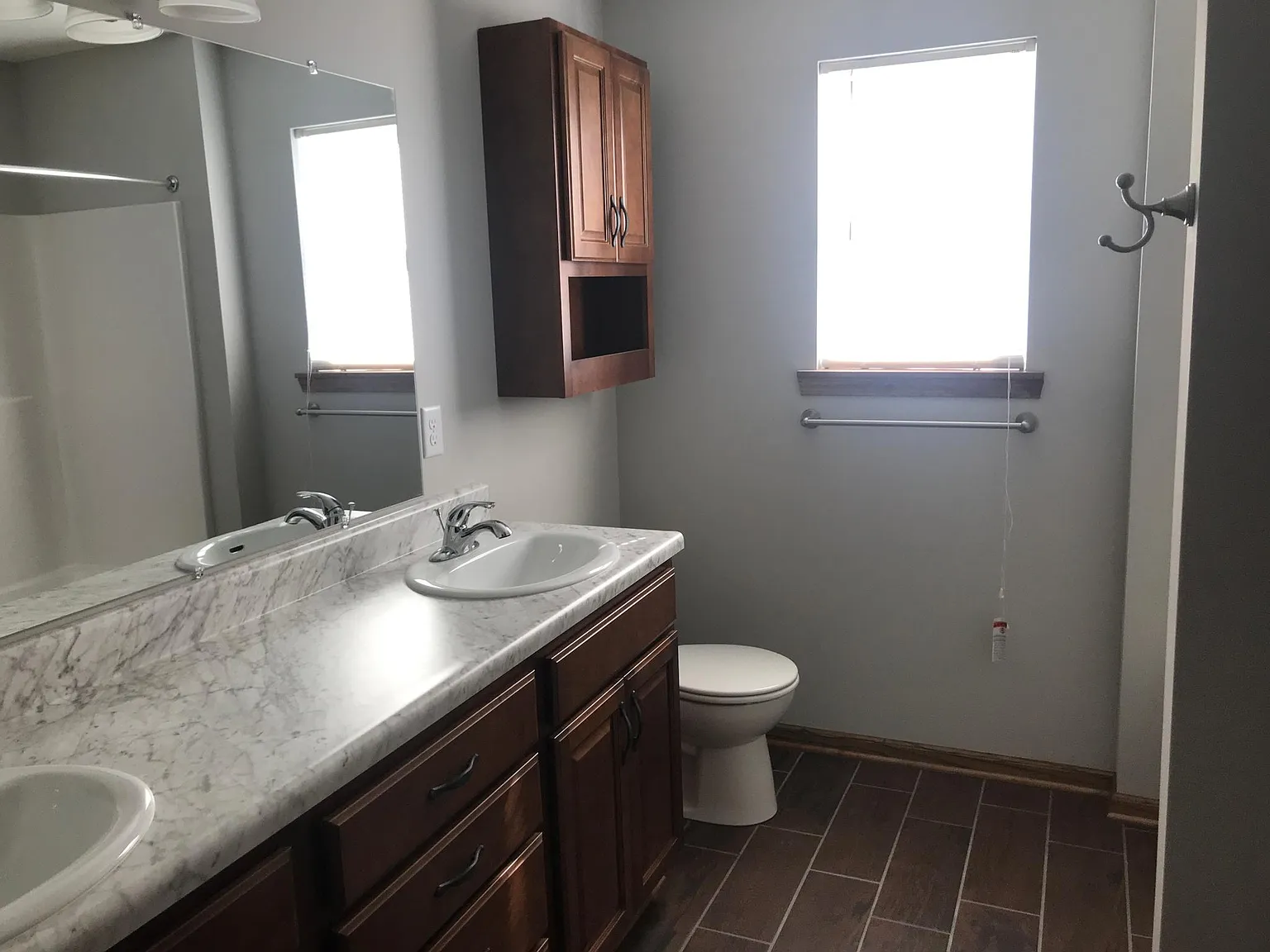 3 bed, 2400 sqft, $2,400 — Photo 4