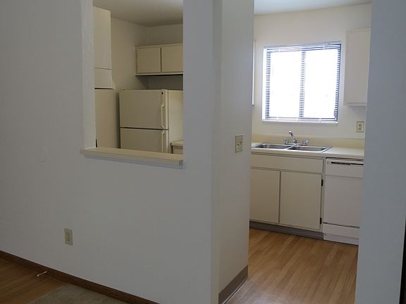 2nd image of 1037 Pinegrove Dr APT 203