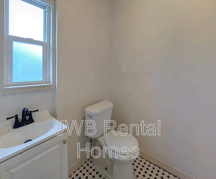 1445 Ionia St — Photo 12
