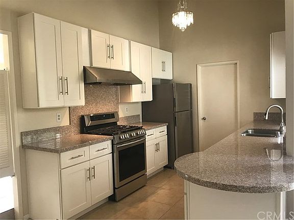 Beautiful Gourmet Kitchen with upgraded appliances.