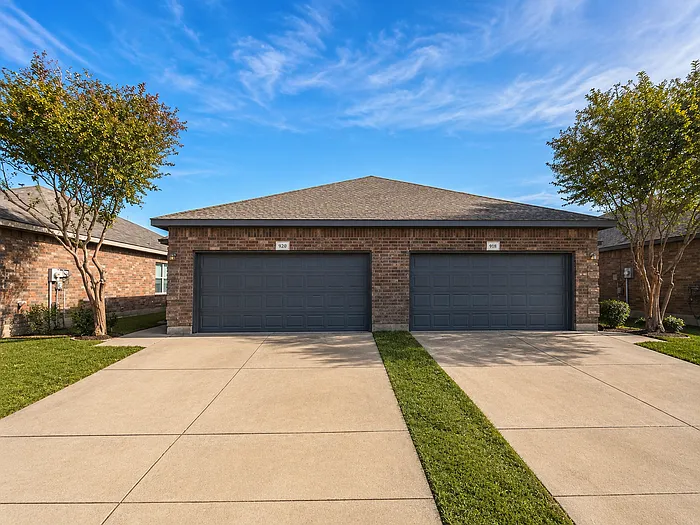 920 Walnut St — Photo 1