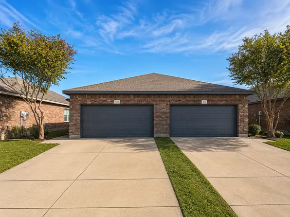 920 Walnut St, Burleson, TX 76028