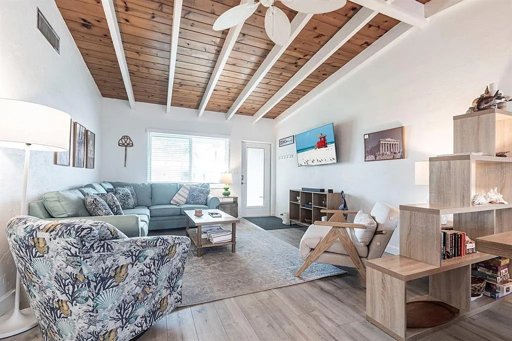2 bed, 1.5 bath, 840 sqft, $5,370 — Photo 3