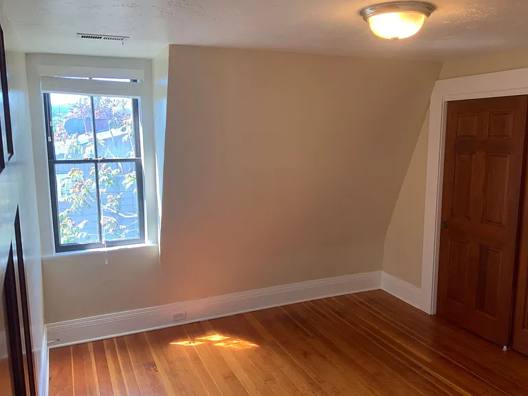 1006 W 12th Aly — Photo 9