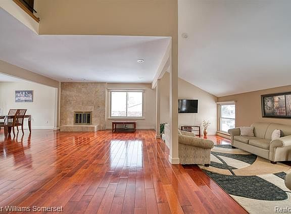 5th image of 30416 Stratford Ct