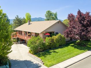 1361 La Loma Dr, Medford, OR 97504