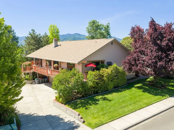 1361 La Loma Dr, Medford, OR 97504
