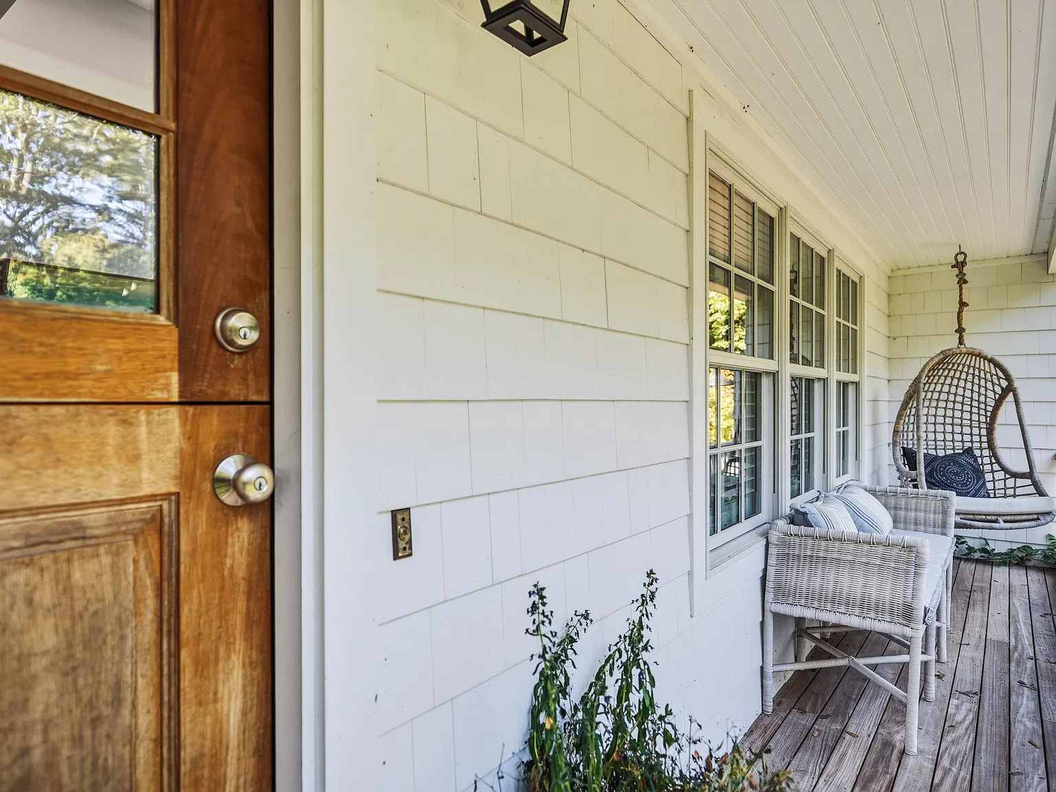 A Stylish Summer Retreat in Springs — Photo 4