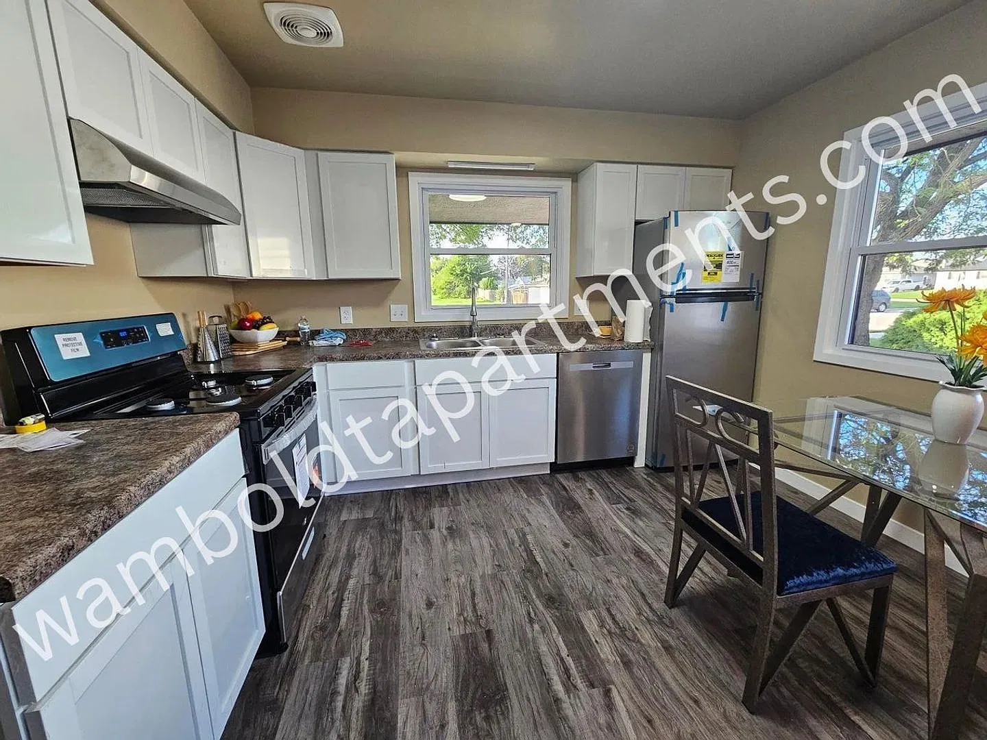 3 bedroom 1.5 bath house with HUGE 3 car detached garage! — Photo 3