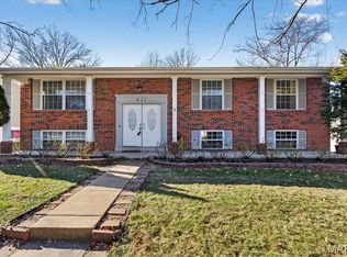 821 Courtland Pl, Ballwin, MO 63021