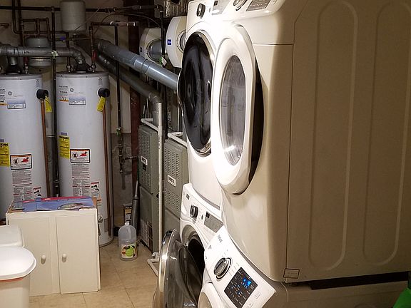2nd image of 1112 N Hermitage Ave #2E