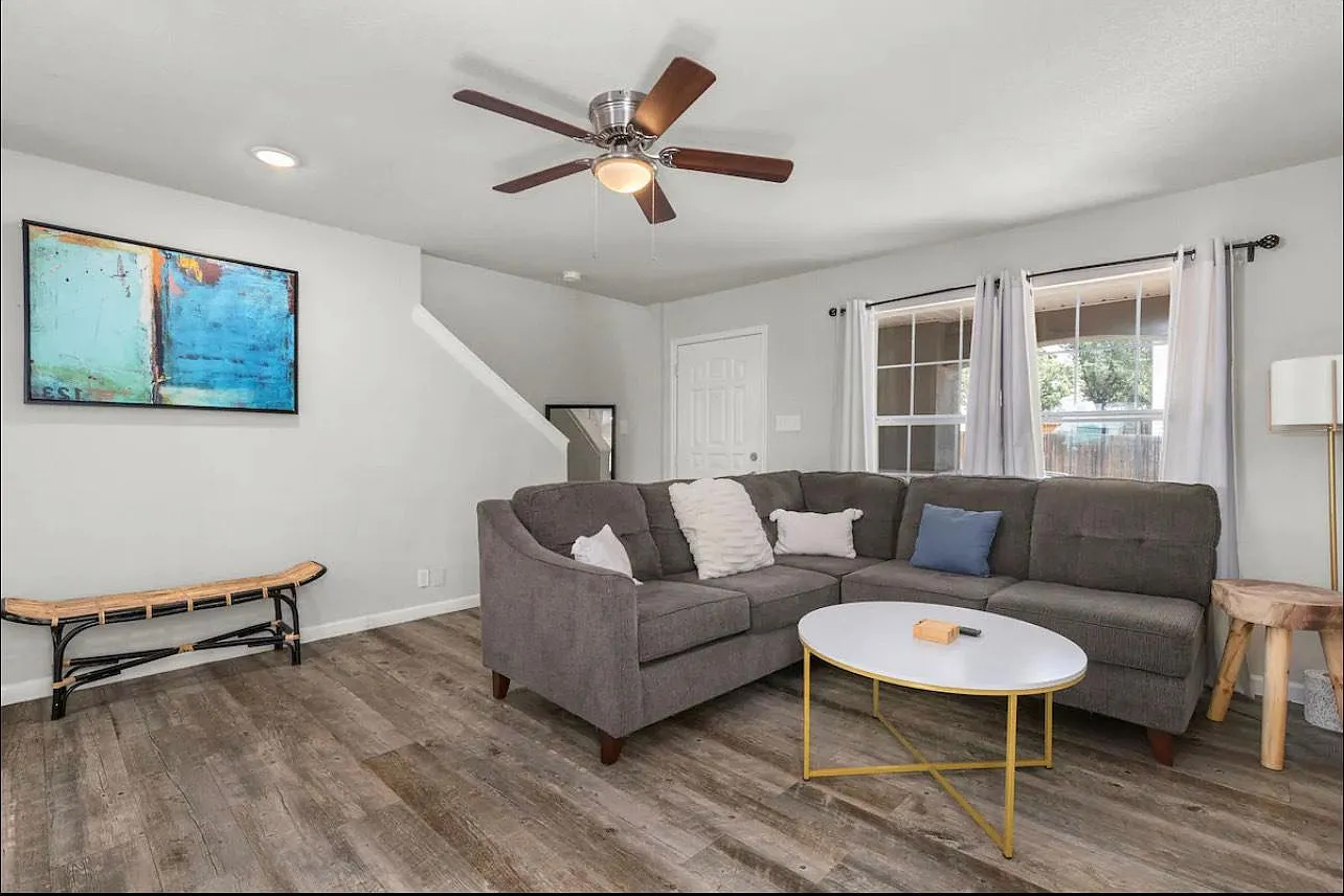 3 bed, 1384 sqft, $2,239 — Photo 4
