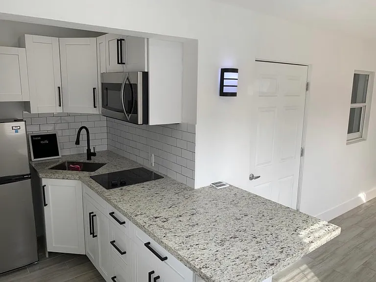 1335 SW 90th Ave — Photo 1