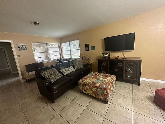 3rd image of 4760 Dellwood Ln